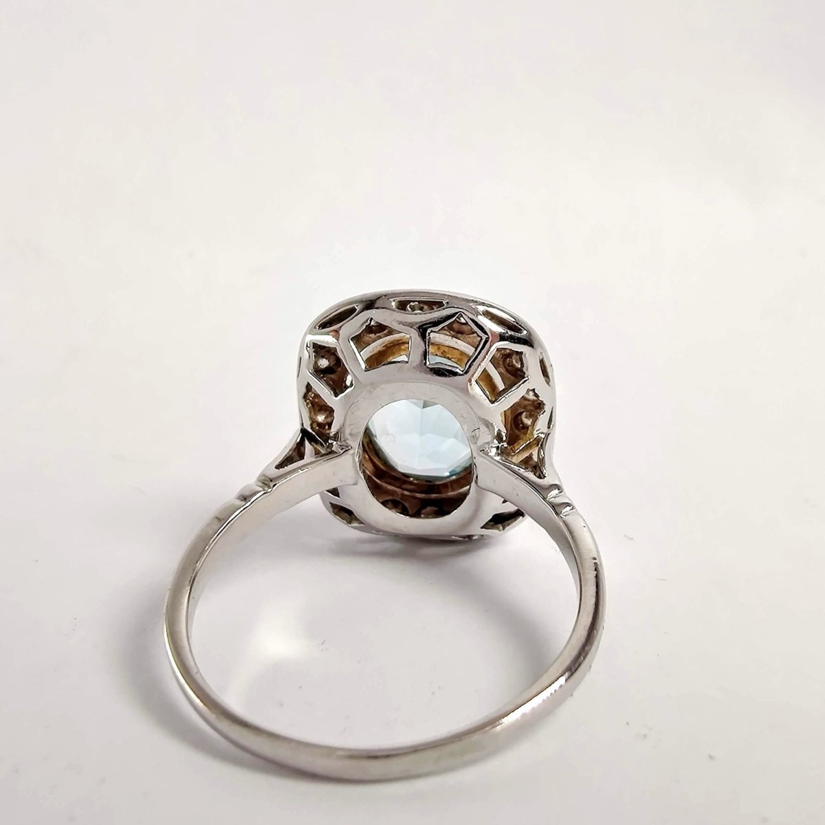 Bague en or blanc topaze et diamants - Castafiore