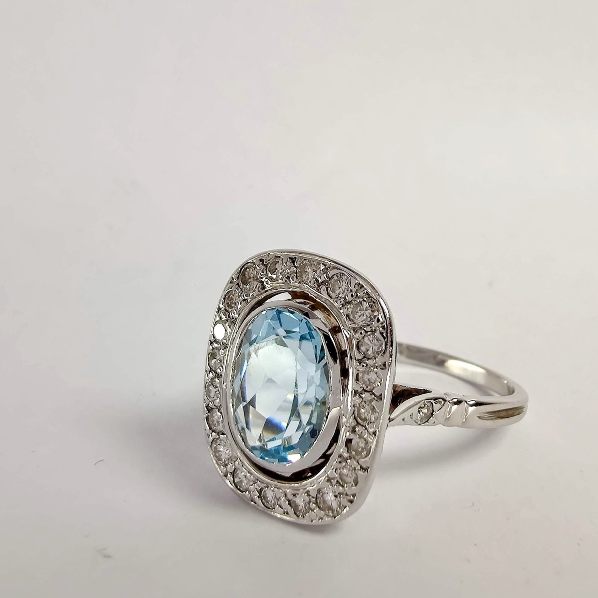 Bague en or blanc topaze et diamants - Castafiore