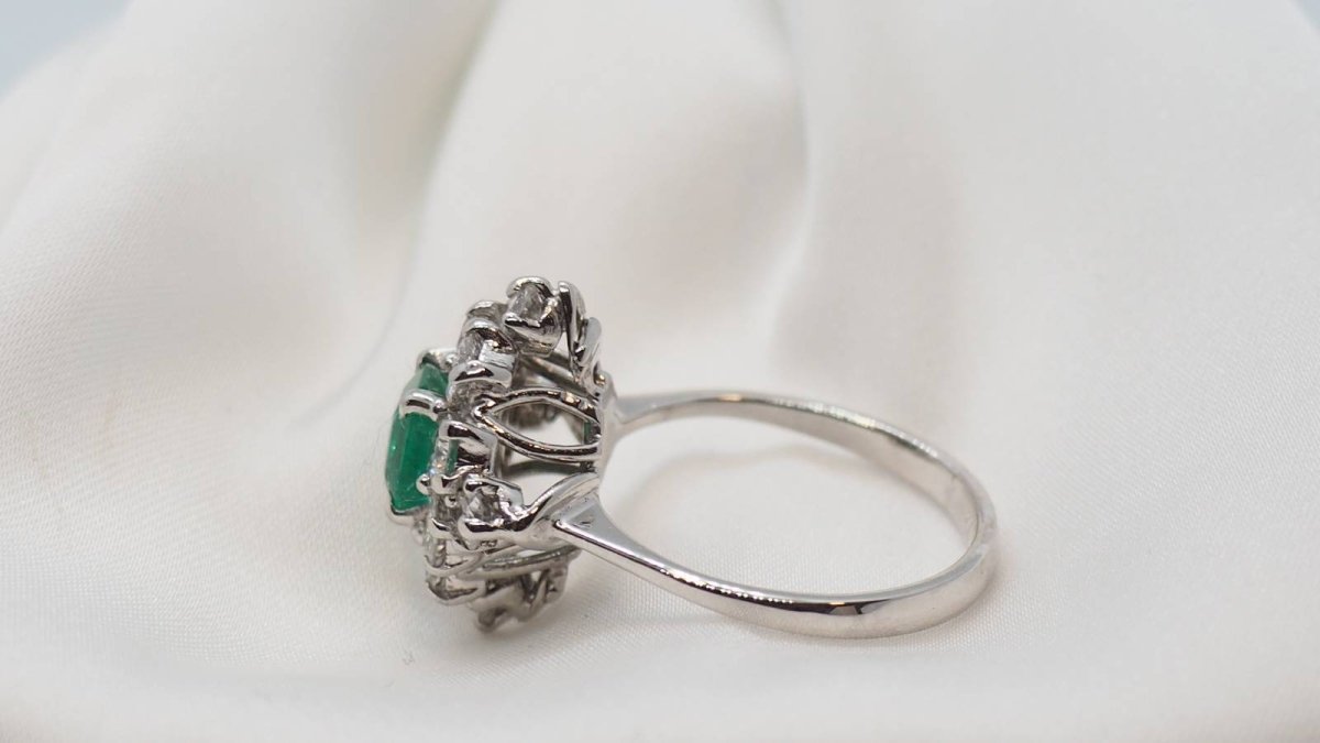 Bague en or gris, émeraude et diamants - Castafiore