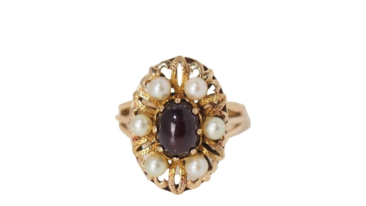 Bague en or jaune, cabochon de grenat et perles - Castafiore