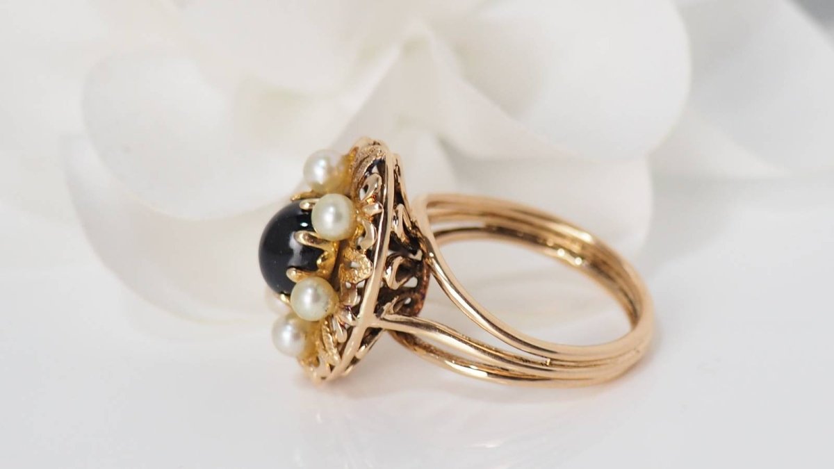 Bague en or jaune, cabochon de grenat et perles - Castafiore