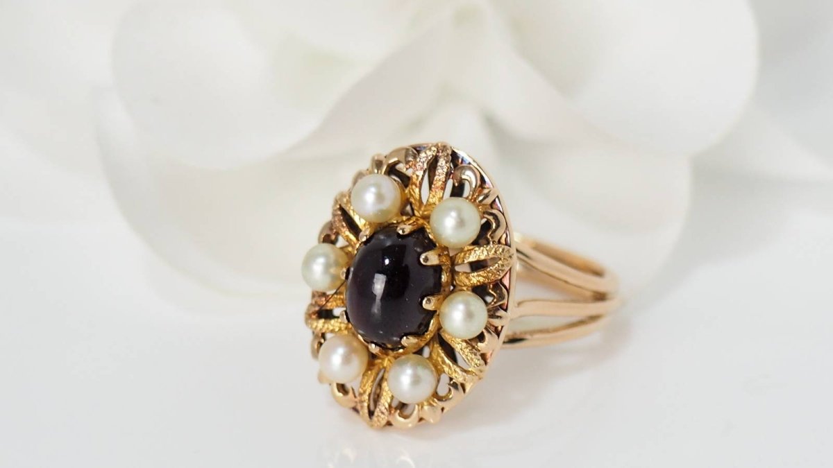 Bague en or jaune, cabochon de grenat et perles - Castafiore