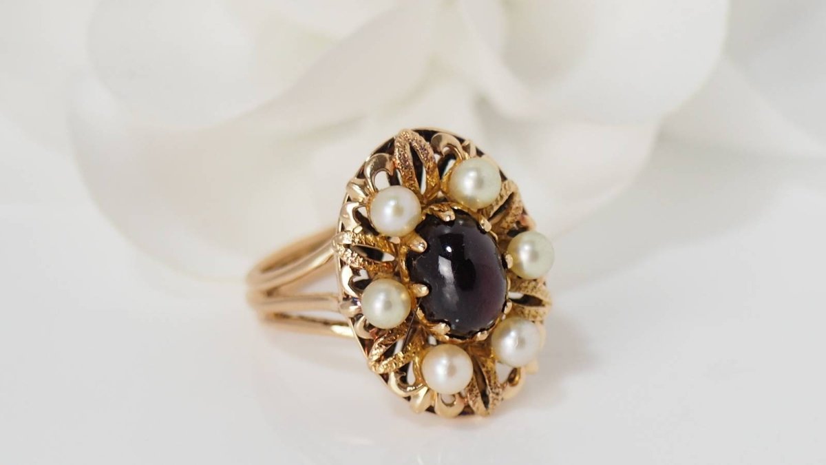 Bague en or jaune, cabochon de grenat et perles - Castafiore