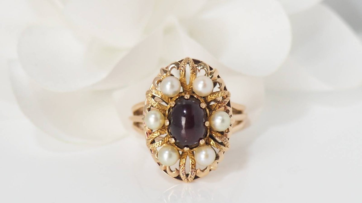 Bague en or jaune, cabochon de grenat et perles - Castafiore