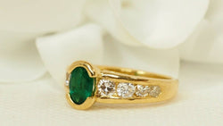 Bague en or jaune, émeraude et diamants - Castafiore