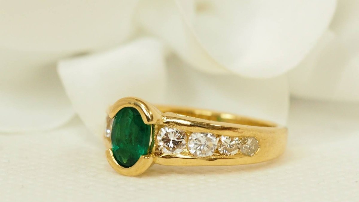 Bague en or jaune, émeraude et diamants - Castafiore