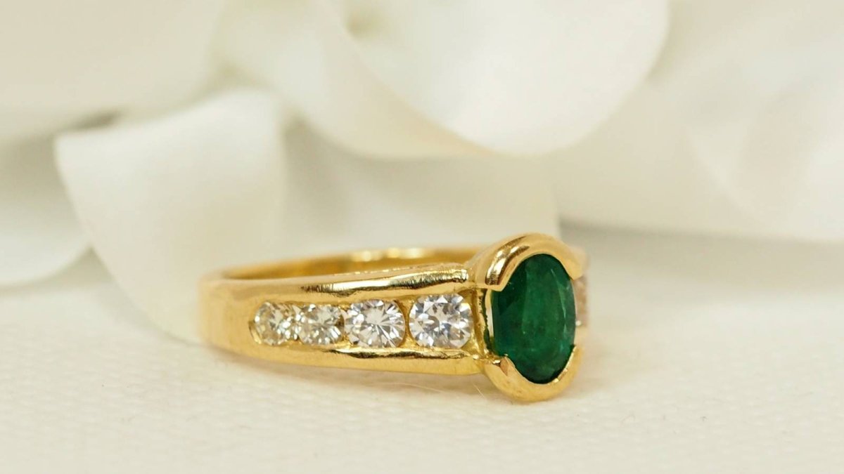 Bague en or jaune, émeraude et diamants - Castafiore