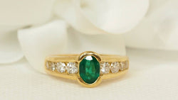 Bague en or jaune, émeraude et diamants - Castafiore