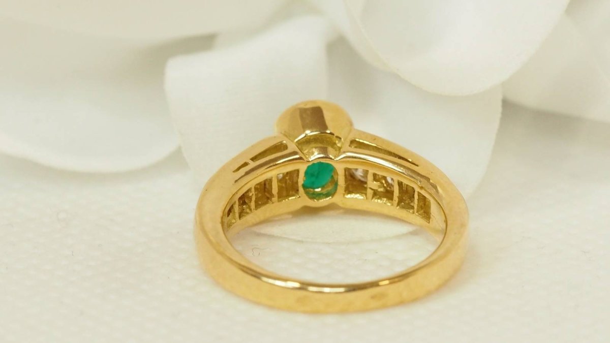 Bague en or jaune, émeraude et diamants - Castafiore