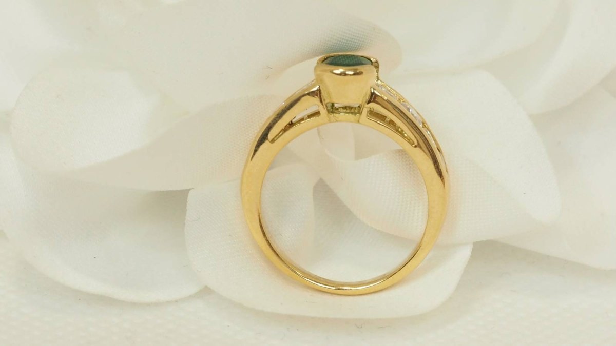 Bague en or jaune, émeraude et diamants - Castafiore