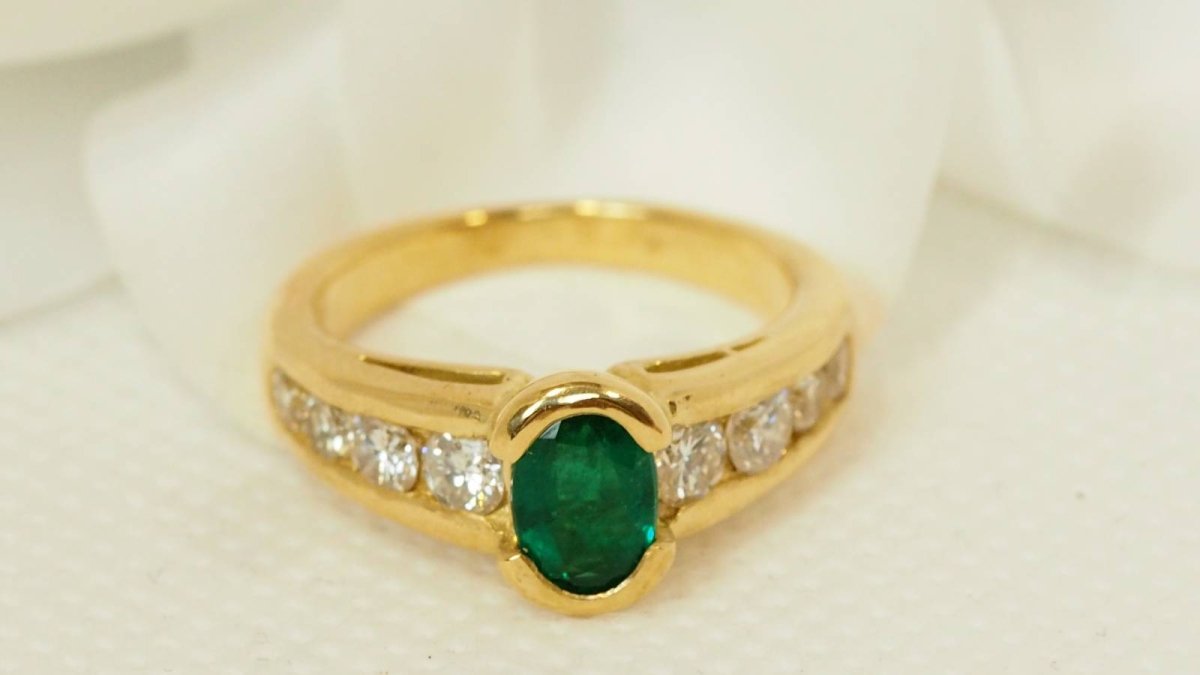 Bague en or jaune, émeraude et diamants - Castafiore