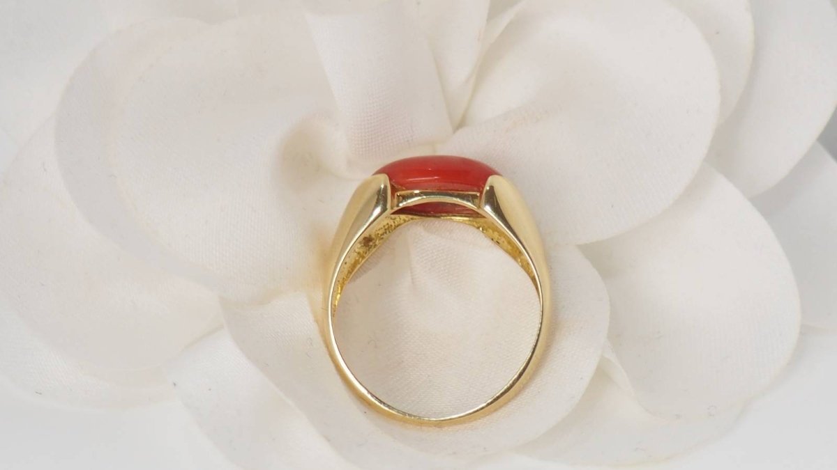 Bague en or jaune et Corail en cabochon - Castafiore