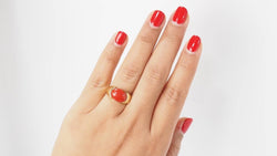 Bague en or jaune et Corail en cabochon - Castafiore