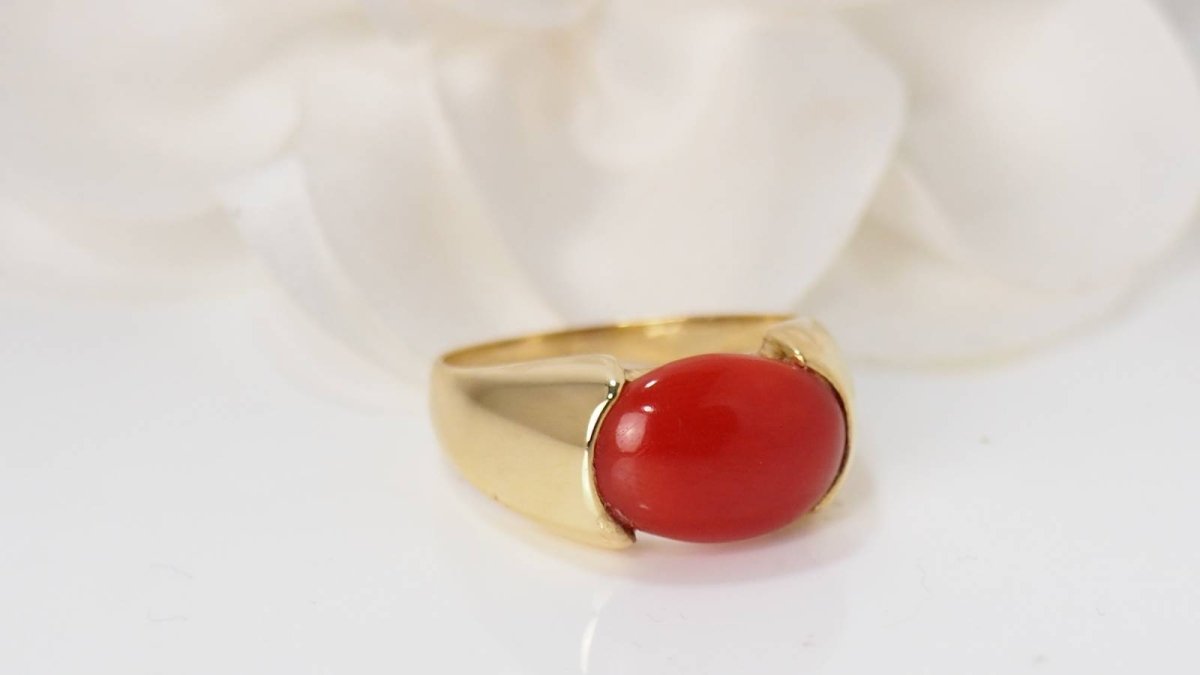 Bague en or jaune et Corail en cabochon - Castafiore