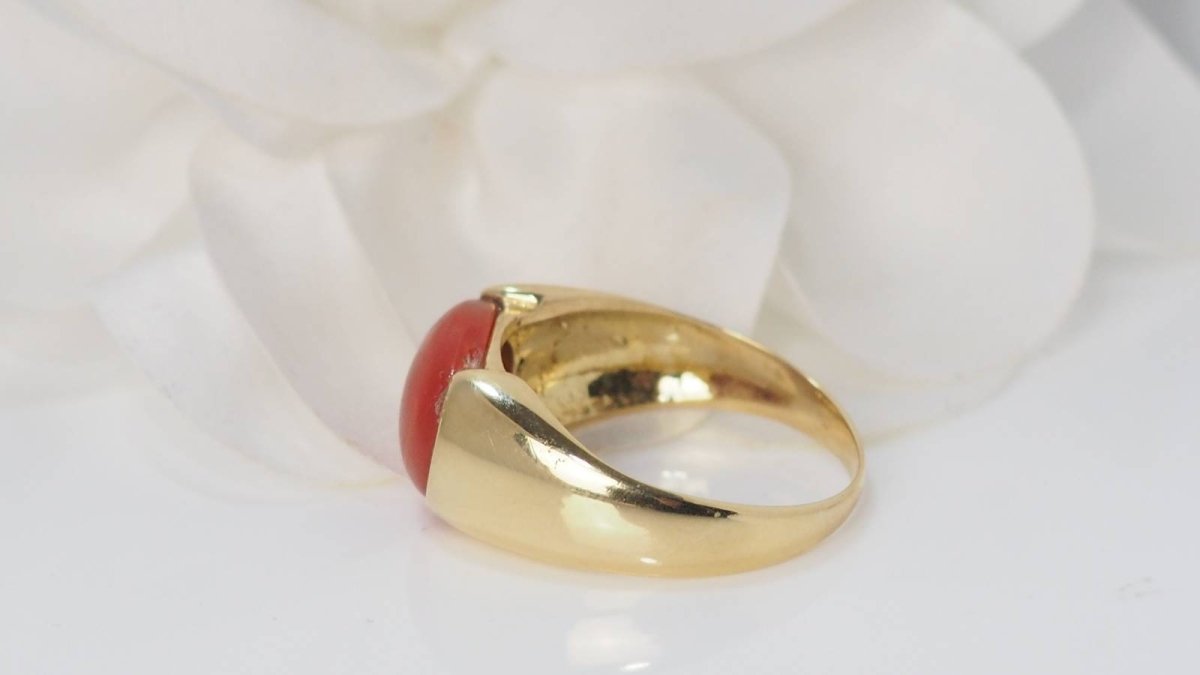Bague en or jaune et Corail en cabochon - Castafiore