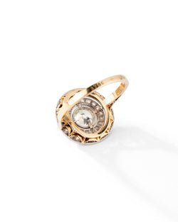 Bague en or jaune et or blanc avec diamant central et entourage diamants. - Castafiore