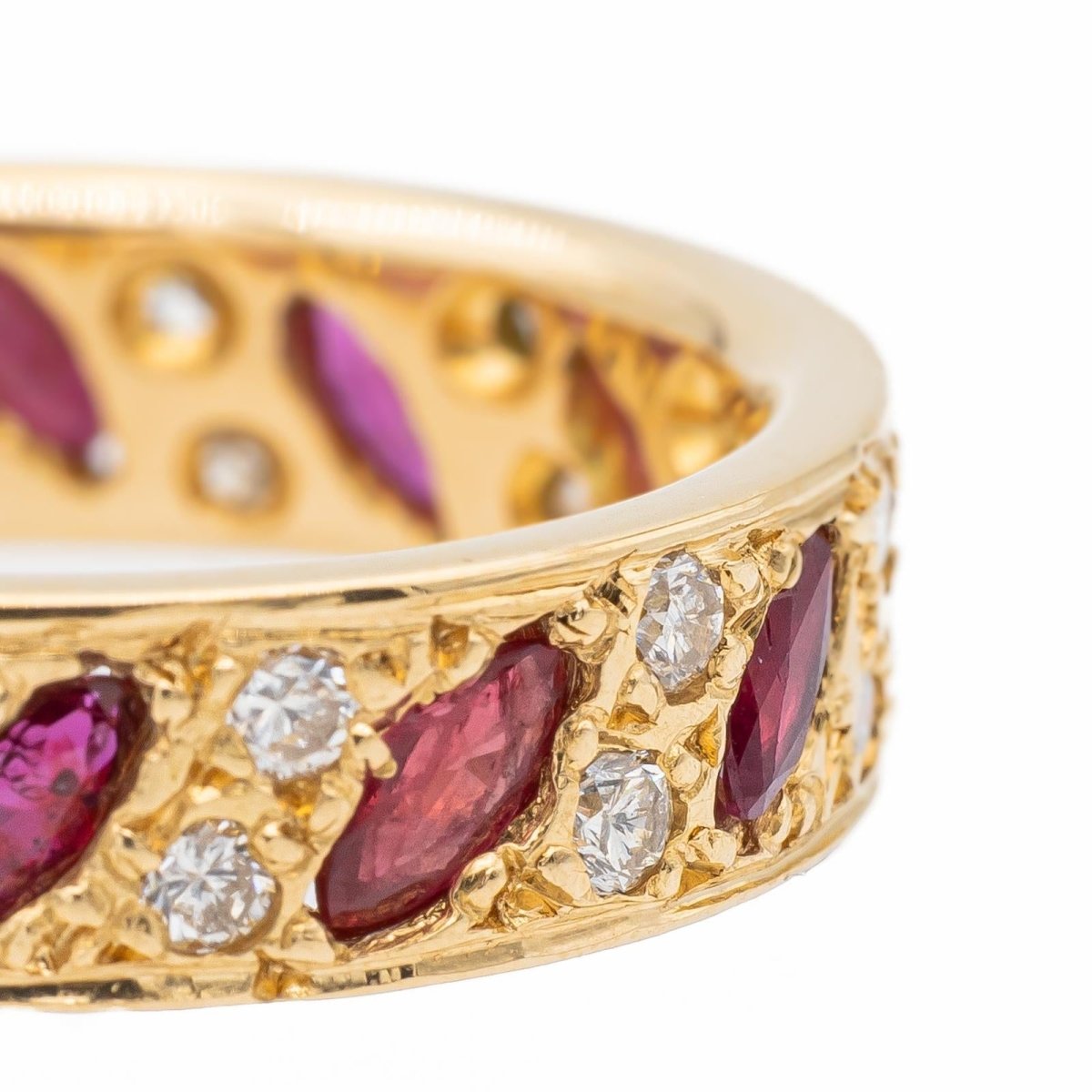 Bague en or jaune, grenats et diamants - Castafiore