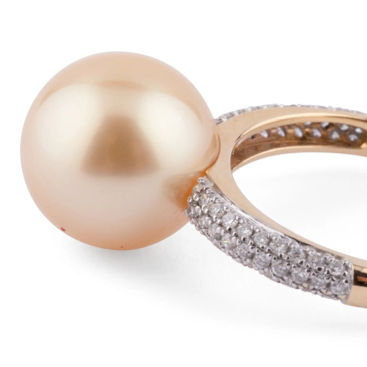 Bague en or jaune, ornée d'une perle de culture Gold des mers du sud - Castafiore