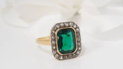 Bague en or jaune, pierre verte et diamants - Castafiore