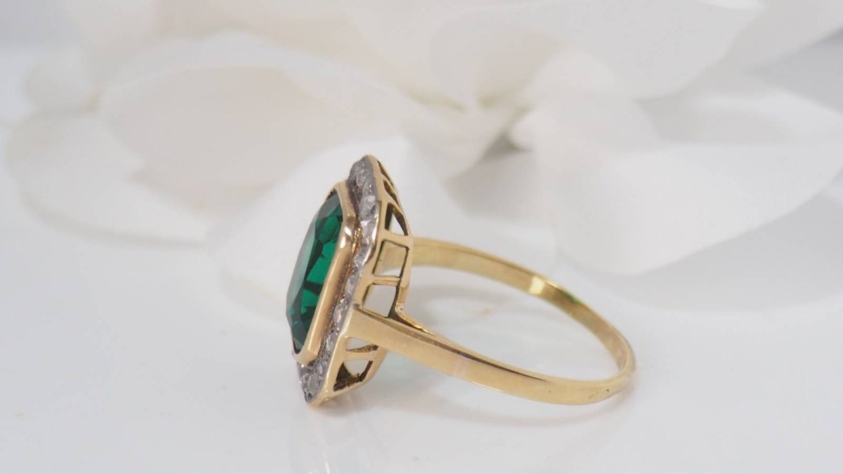 Bague en or jaune, pierre verte et diamants - Castafiore