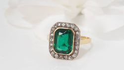 Bague en or jaune, pierre verte et diamants - Castafiore