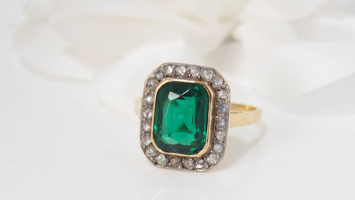 Bague en or jaune, pierre verte et diamants - Castafiore