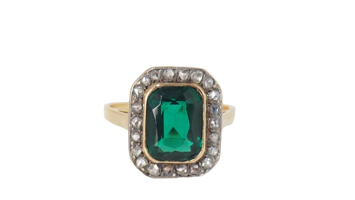 Bague en or jaune, pierre verte et diamants - Castafiore