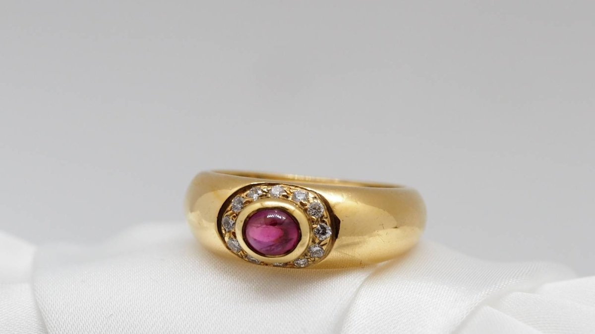 Bague en or jaune, rubis et diamants - Castafiore