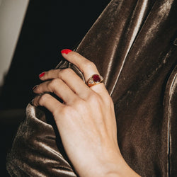 Bague en or jaune, rubis et diamants - Castafiore