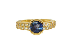 Bague en or jaune, saphir de Ceylan et diamants - Castafiore
