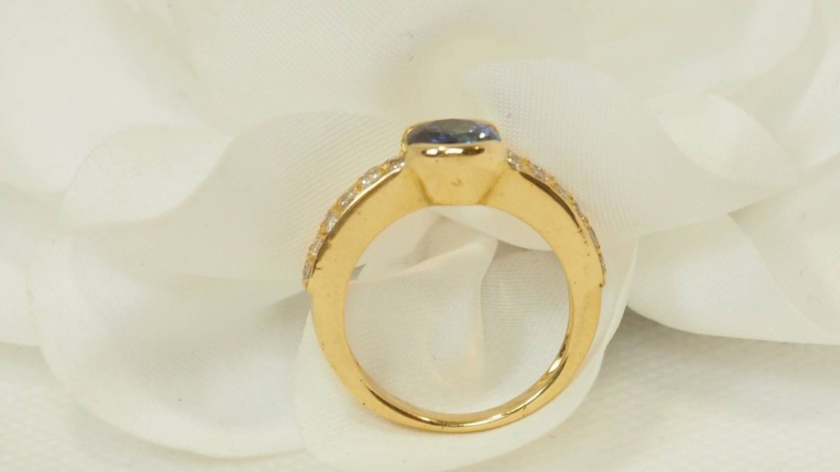 Bague en or jaune, saphir de Ceylan et diamants - Castafiore