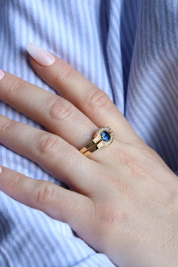 Bague en or jaune, saphir et diamants - Castafiore