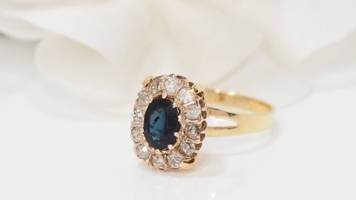 Bague en or jaune, saphir et diamants - Castafiore