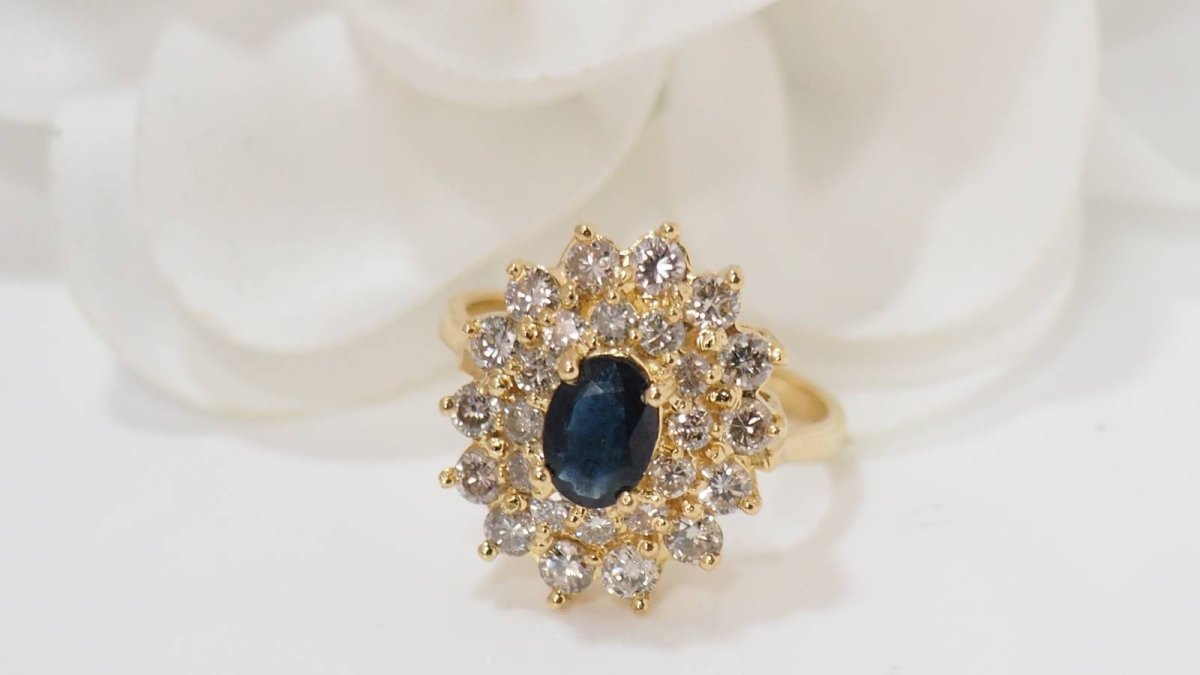 Bague en or jaune, saphir et diamants - Castafiore