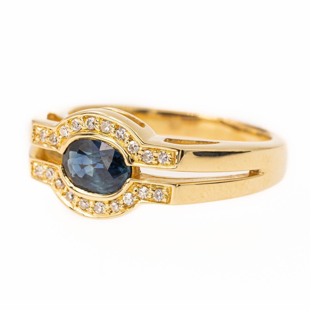 Bague en or jaune, saphir et diamants - Castafiore