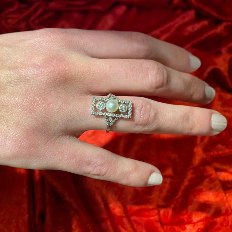 Bague en platine en diamants et perles fines, époque 1900 - Castafiore