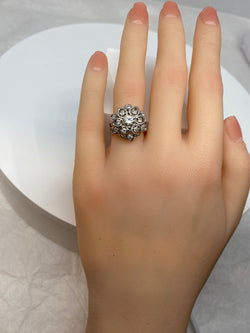 Bague en platine marguerite sertie de diamants - Castafiore