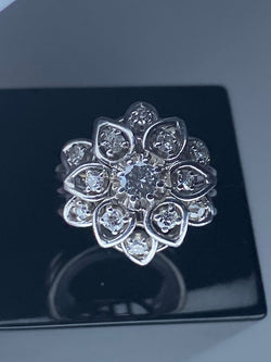 Bague en platine marguerite sertie de diamants - Castafiore