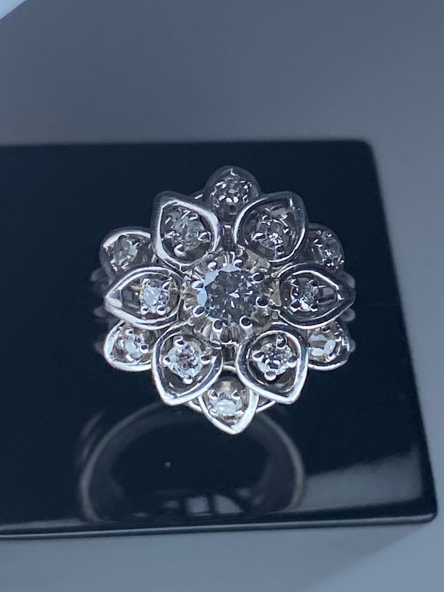 Bague en platine marguerite sertie de diamants - Castafiore