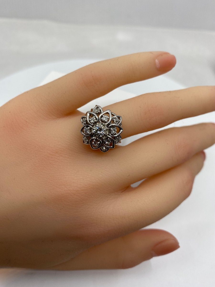 Bague en platine marguerite sertie de diamants - Castafiore