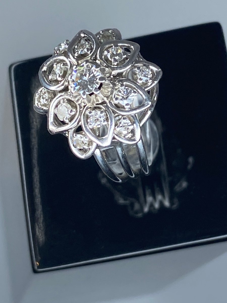 Bague en platine marguerite sertie de diamants - Castafiore