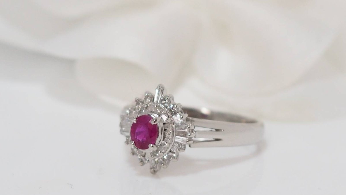 Bague en platine, rubis et diamants - Castafiore