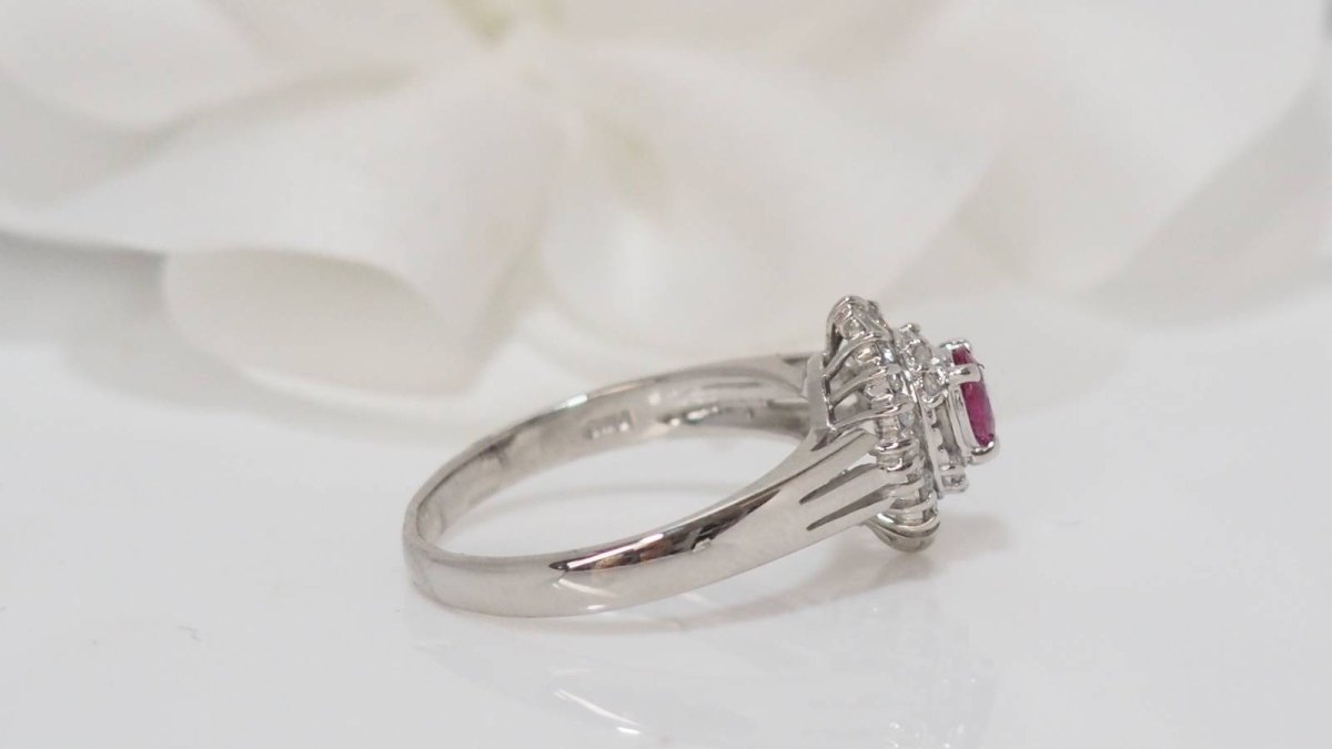 Bague en platine, rubis et diamants - Castafiore