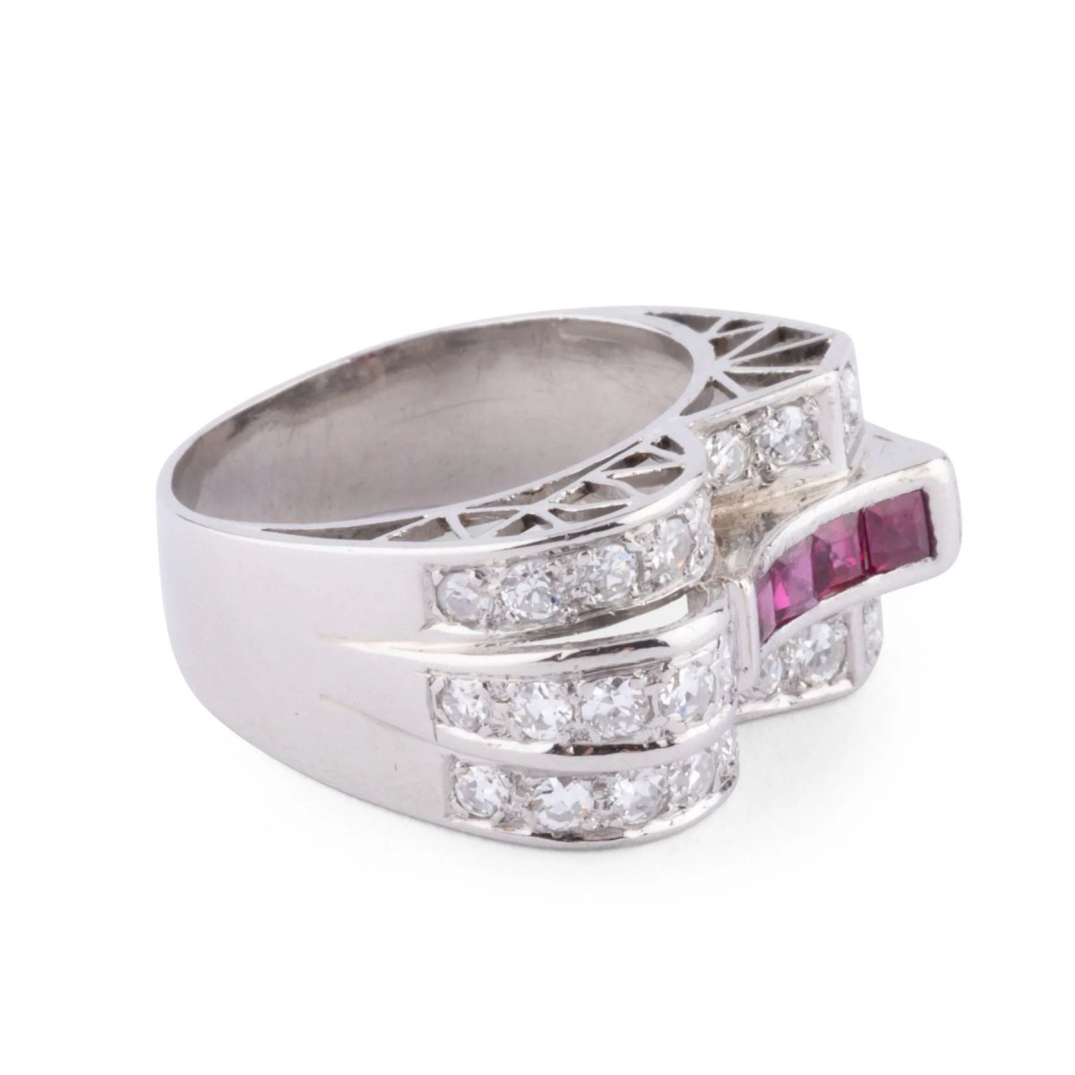 Bague en platine, rubis et diamants - Castafiore
