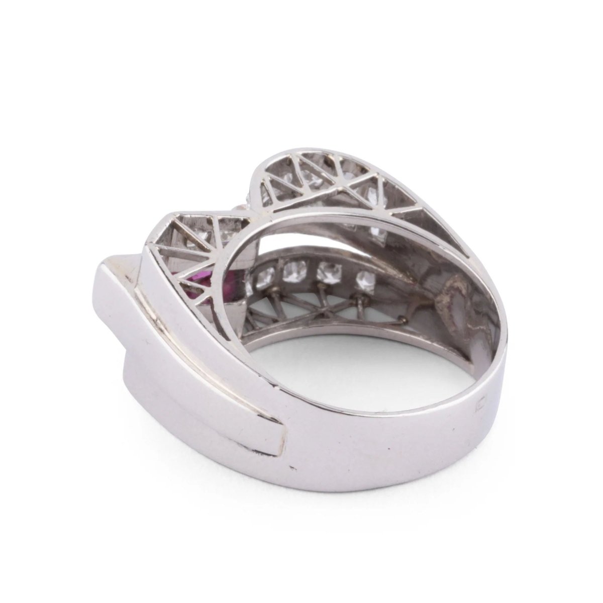 Bague en platine, rubis et diamants - Castafiore