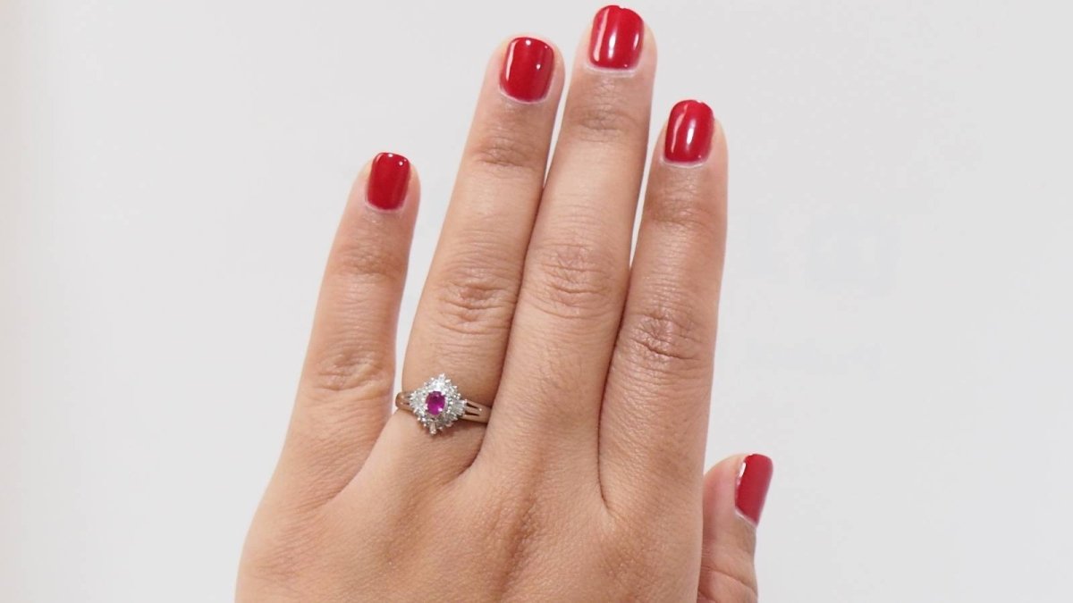 Bague en platine, rubis et diamants - Castafiore