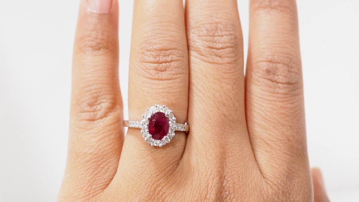 Bague entourage en or blanc, rubis et diamants