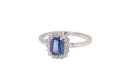 Bague entourage en or blanc, saphir de Ceylan et diamants - Castafiore