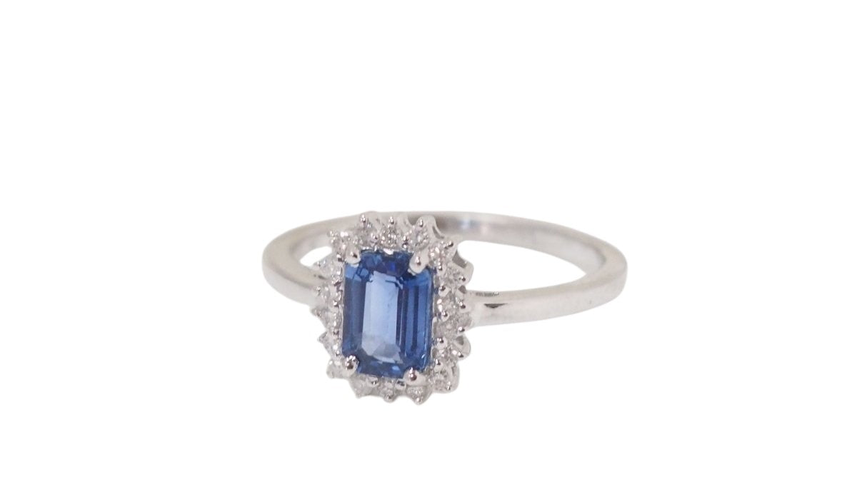 Bague entourage en or blanc, saphir de Ceylan et diamants - Castafiore