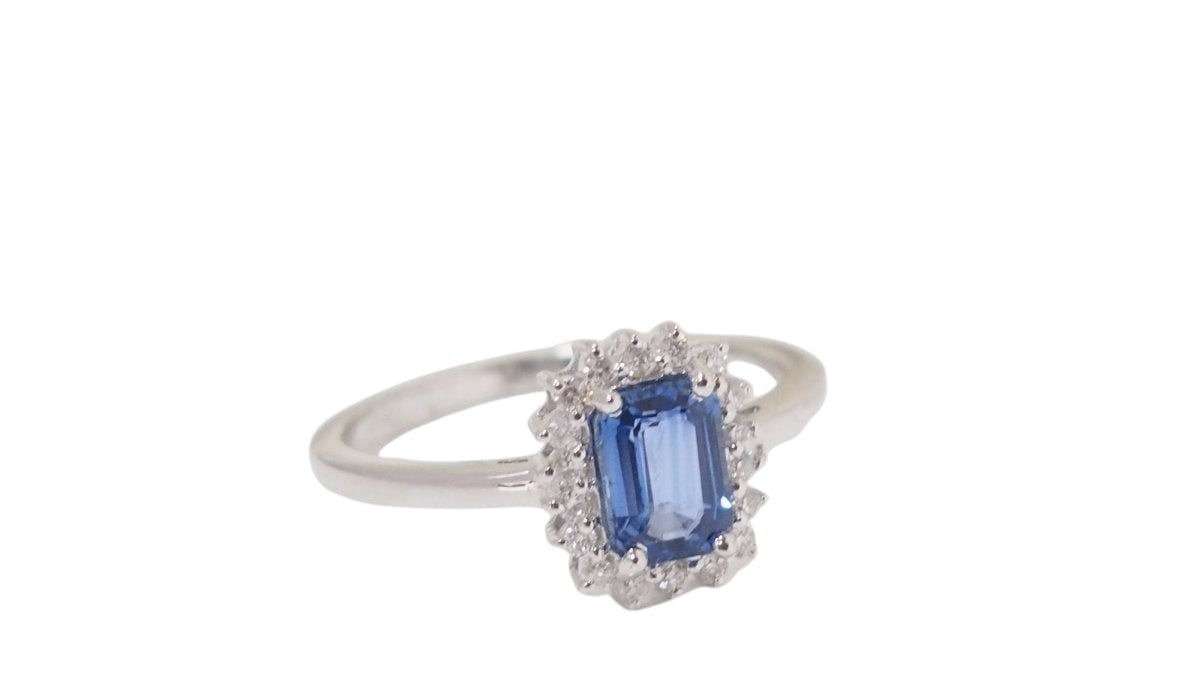 Bague entourage en or blanc, saphir de Ceylan et diamants - Castafiore